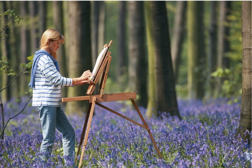 Avenues Recovery lists tips for how to stay sober, like engaging in hobbies, such as painting.
