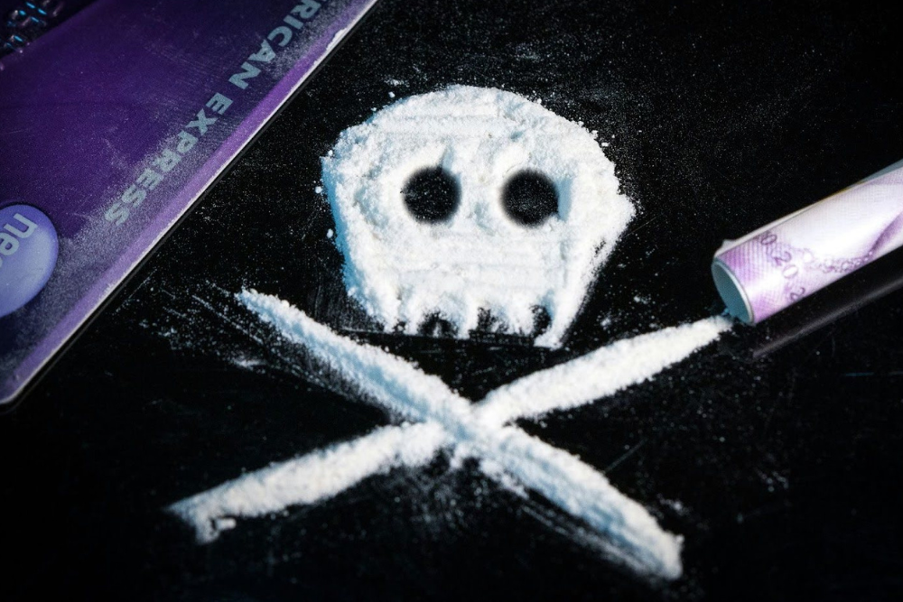 Avenues Recovery outlines the lethal dose of fentanyl through a skull and crossbone of powdered fentanyl